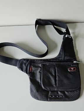 Tumi 5135CP T-Tech Black Crossbody Messanger Bag with Red Trim Accents